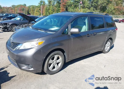2014 Toyota Sienna Le V6 8 Passenger z USA, uszkodzony, nr VIN 5TDKK3DC0ES426736